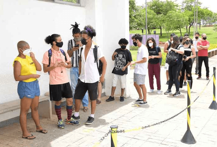 Alunos na fila do Bandejão, no Campus Pampulha