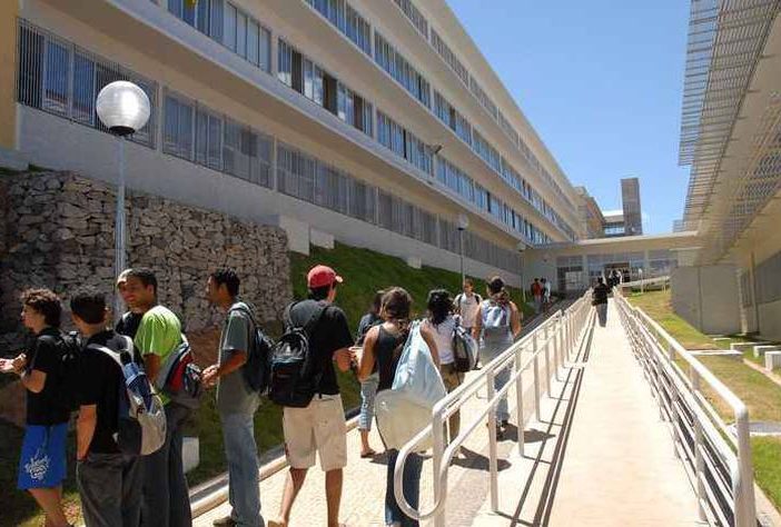 Estudantes na Escola de Engenharia, no campus Pampulha: fim da obrigatoriedade é justificada pelos bons números da pandemia